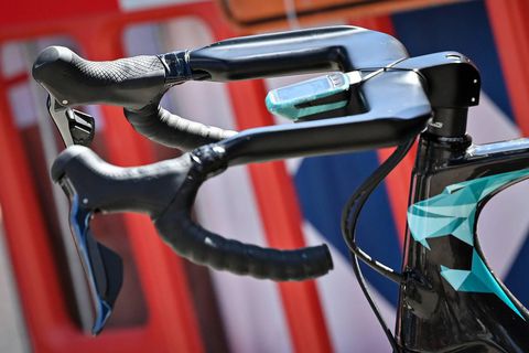 📸 | Vanwege dit stuur is wielrenner Jan-Willem van Schip uit Ronde van België geschopt