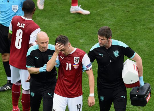 Heel zuur voor Oostenrijkse doelpuntenmaker: hij moet van de medische staf gewisseld worden