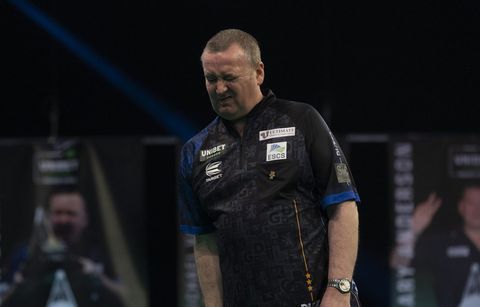 Gebogen hoofd: Durrant, kampioen van vorig jaar, nu na 3 avonden stijf onderaan