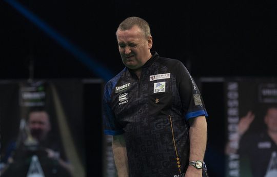 Gebogen hoofd: Durrant, kampioen van vorig jaar, nu na 3 avonden stijf onderaan