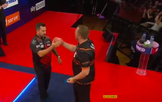 Dirk van Duijvenbode verwijt zichzelf wisselvalligheid: 'Jonny Clayton gooide ook slordig'