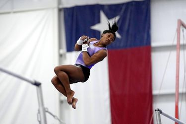 🎥 | LeBron James onder de indruk van UNIEKE sprong Simone Biles: 'My goodness!'