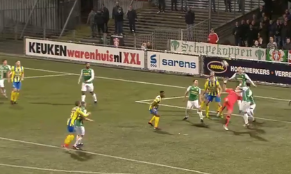 Keeper RKC trapt met omhaal keihard tegen hoofd Dordtenaar (video)