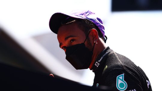 🎥 | Lewis Hamilton krijgt 10 seconden-straf voor veroorzaken crash Max Verstappen