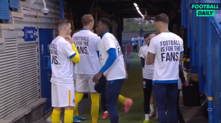 🎥 | Brighton-spelers dragen speciale shirts: 'Football is for the fans'