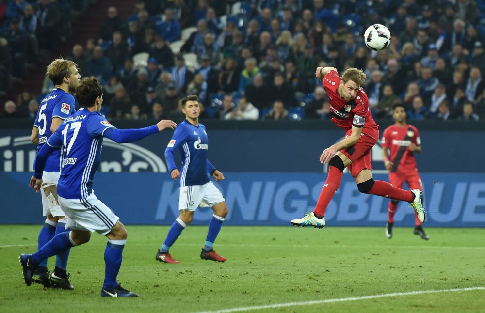 Tien man Schalke laat onderuit tegen Leverkusen (video)
