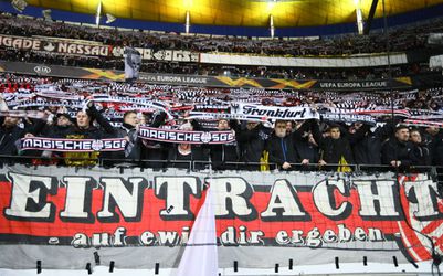 Supporters Eintracht Frankfurt zorgen voor fantastische heksenketel (video)