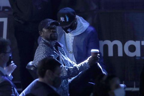 Floyd Mayweather haalt uit naar Conor 'McLoser': 'Hij kan niet eens winnen in z'n eigen sport'