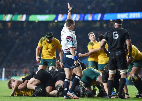 Rugbyscheidsrechter geeft ballenjongen een gele kaart (video)