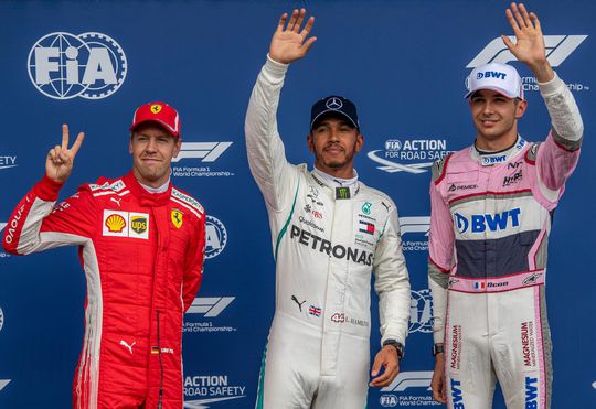 Hamilton moest regenbuien even slikken: 'Een van de zwaarste kwalificaties die ik ooit reed'