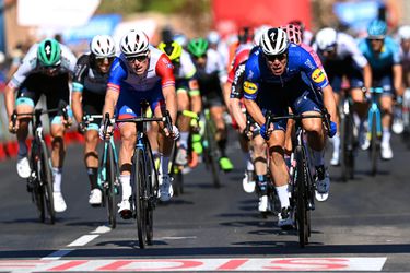 Fabio Jakobsen spurt in massasprint naar overwinning van 4e etappe Vuelta