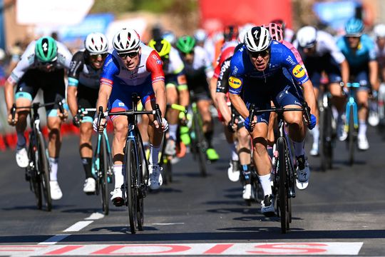 Fabio Jakobsen spurt in massasprint naar overwinning van 4e etappe Vuelta