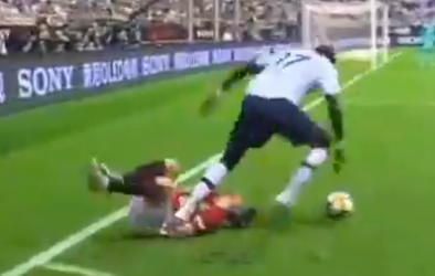 Moussa Sissoko stampt op ribben van United-aanwinst Daniel James (video's)
