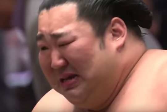 🎥 | Sumo barst in huilen uit na toernooiwinst en de reden spreekt voor zich