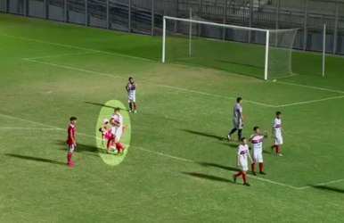 Jeugdspeler noemt tegenstander hoerenzoon, krijgt kopstootje en reageert als Neymar (video)