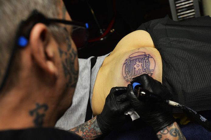 Amateurs promoveren naar 3e klasse, tatoeëren clublogo op achterwerk
