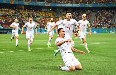 🤯 | Wat een dag! Zwitserland schakelt wereldkampioen uit op knotsgekke voetbalavond