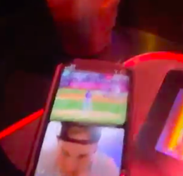 😂🎥 | Gokker wint 12.000 dollar op speelautomaat terwijl hij honkbal kijkt: 'OMG!'