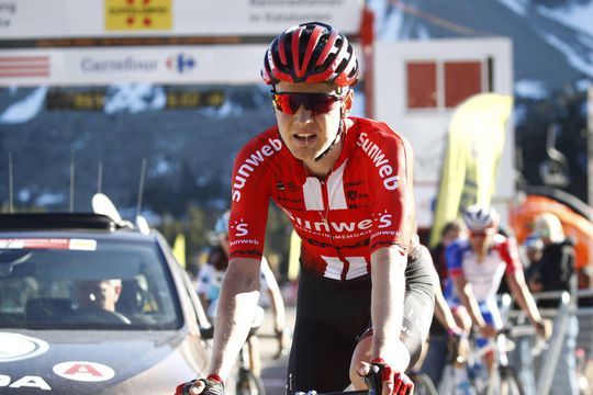 Kelderman fietst zichzelf (letterlijk) stuk voor teammaat, maar ziet Schachmann toch winnen in Ronde van Catalonië