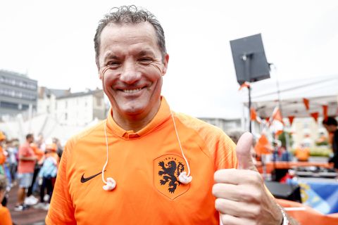 'Niet dove' John de Bever wil absoluut géén gehoorapparaat: 'Hoor wel iets minder'