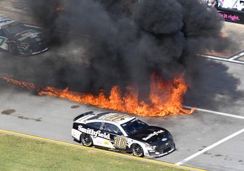 🎥​ | Benzinetank vliegt in de fik tijdens NASCAR