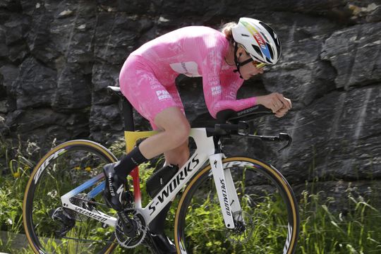 Anna van der Breggen blijft heersen in Giro en wint klimtijdrit in roze trui