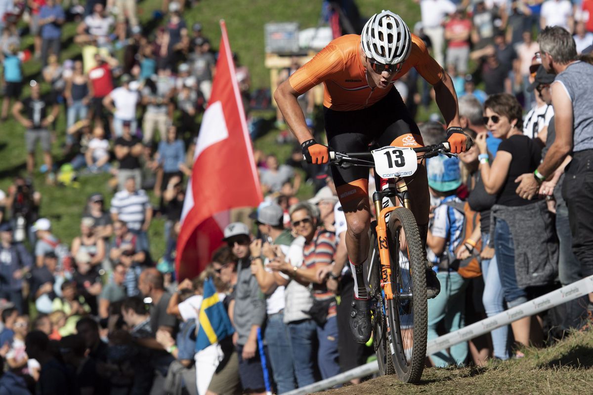 Tractor verpest 1e wedstrijd van het seizoen op de mountainbike voor Van der Poel