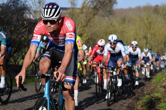 Van der Poel rijdt weer een heerlijke koers en laat ploeggenoot Merlier winnen in GP Le Samyn