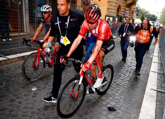 'Het is gewoon klote' voor Dumoulin na valpartij en bloedende knie in Giro (foto's)