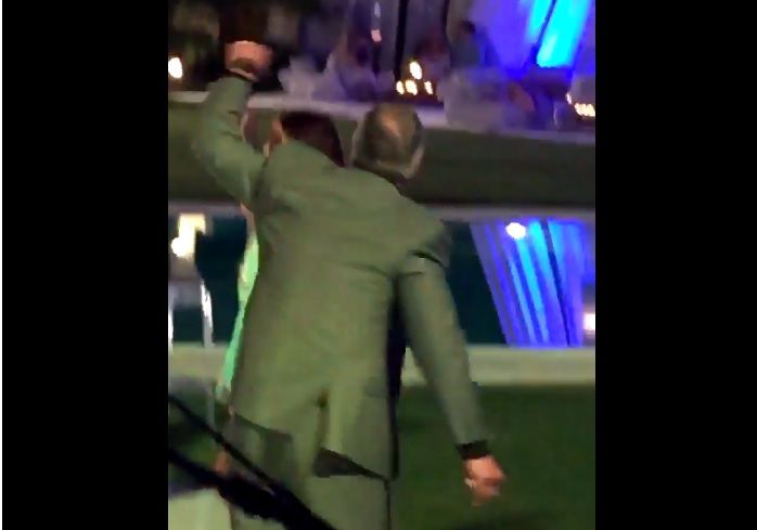 Sam Allardyce dansend gespot op vakantie (video)