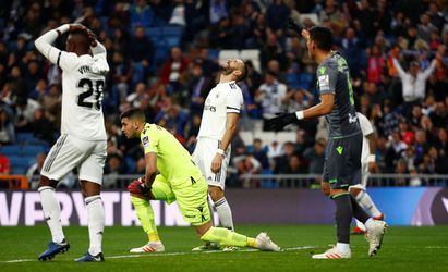 Real Madrid verliest pijnlijk in eigen huis en ziet titel verder uit zicht verdwijnen (video's)