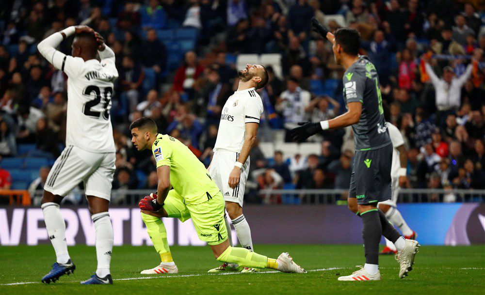 Real Madrid verliest pijnlijk in eigen huis en ziet titel verder uit zicht verdwijnen (video's)