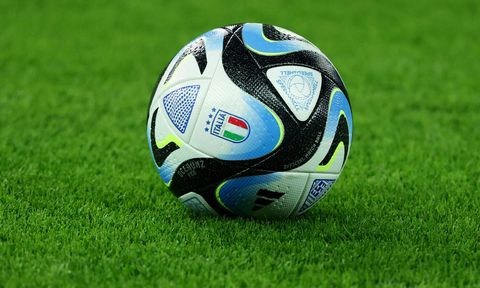 🎥 | Scheids start wedstrijd, maar iedereen van Polen en Israël O21 blijft stil staan