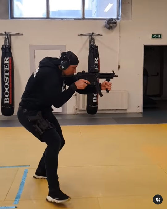 🎥 | Rico Verhoeven knalt erop los met vuurwapen tijdens training voor film