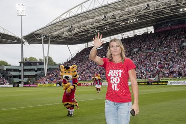 Wereldkampioene Dafne Schippers krijgt mooi onthaal in stadion FC Utrecht (video)