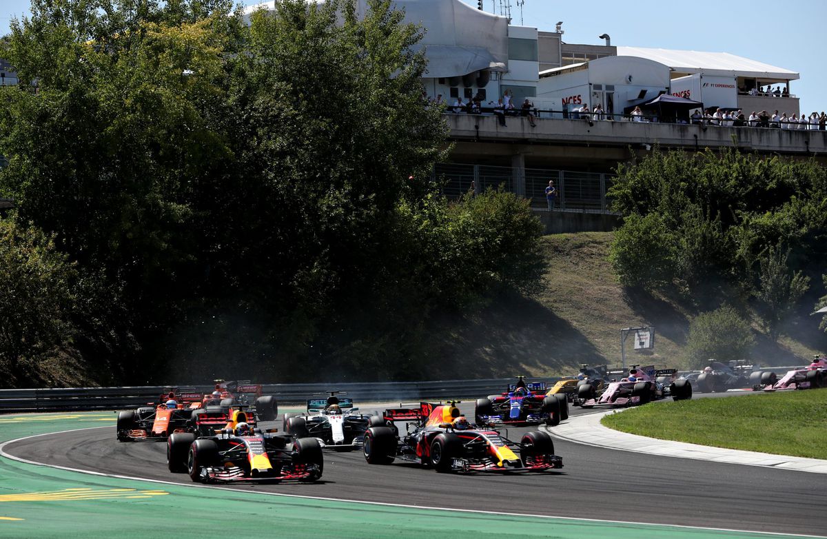 Verstappen rijdt Ricciardo van de baan in Hongarije, krijgt tijdstraf (video)