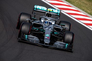Charles Leclerc kust de wagen van een falende Valtteri Bottas (video)