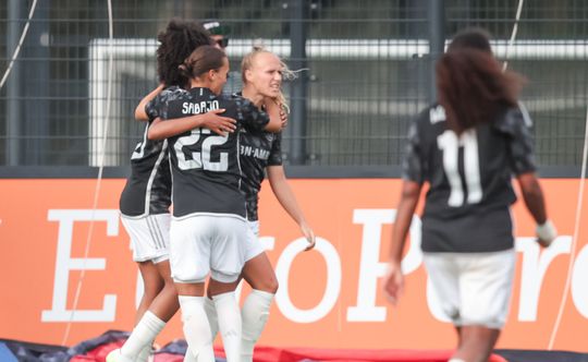 Ajax Vrouwen trakteert Feyenoord Vrouwen in Rotterdam op nederlaag