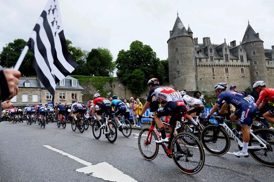 Tour de France: Tim Merlier sprint naar de zege, Mathieu van der Poel behoudt de gele trui
