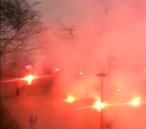 VET! Dikke sfeeractie met vuurwerk op laatste training van PSV (video)