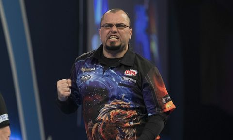 Nog nooit voorgekomen! Vader en zoon plaatsen zich voor het WK darts