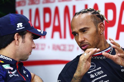 Lewis Hamilton neemt het op voor bekritiseerde Pérez: 'Niet iedereen bij Red Bull steunt hem'