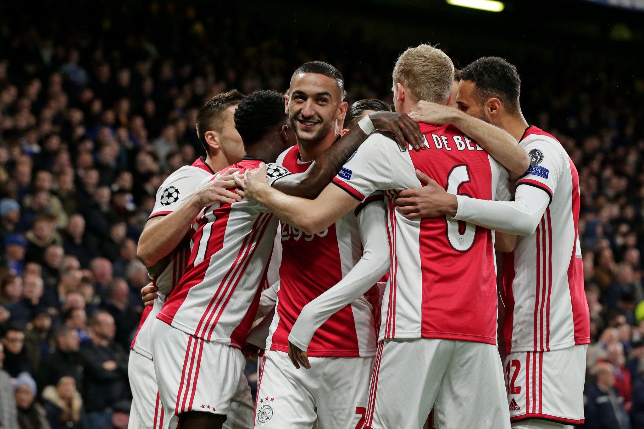 🎥 | ONGEKEND! Vrije Trap Ziyech Vanuit Onmogelijke Hoek Via Kepa Het ...