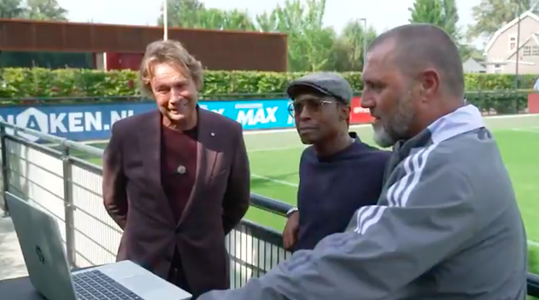 John de Wolf lacht bij zien van oude tulband-beelden: 'Wat ben jij voor een dorpsgek'