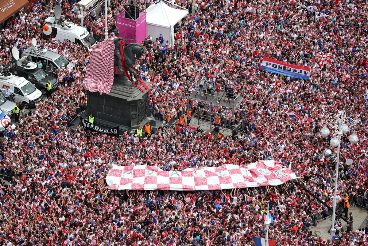 Verliezend finalist Kroatië in Zagreb warm onthaald door enthousiaste fans