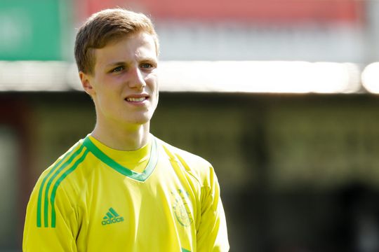 Keeper van Ajax Onder 19 wint 'Doelpunt van de Maand-verkiezing' (video)