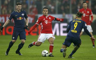 Bayern met 12 man op het veld? Thiago speelt Kerstman aan (video)