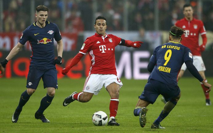 Bayern met 12 man op het veld? Thiago speelt Kerstman aan (video)