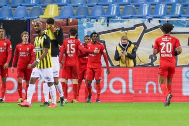 FC Twente temt Vitesse en bezorgt Arnhemmers aderlating in titelstrijd