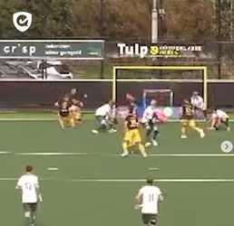 🎥 | AU! Hockeyer krijgt bal VOL op gezicht en loopt vervelende blessure op